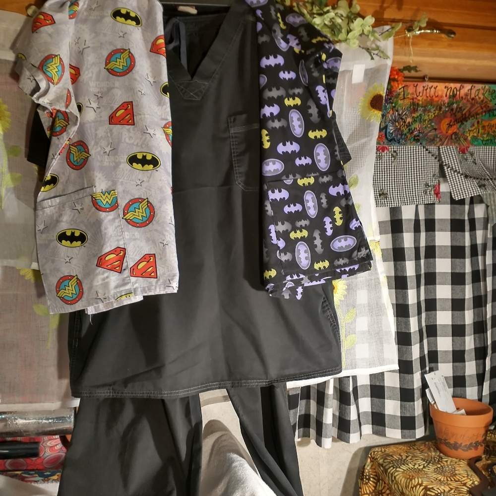 Dickies/Marvel Scrub Set Size 2X with 2 Extra Scrub Tops to Mix and Match in 2X